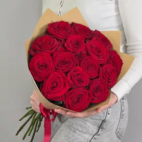 Букет из 15 красных роз Ред Наоми в кремовом от интернет-магазина «Чёткий букет» в Воронеже