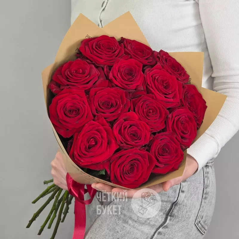 Букет из 15 красных роз Ред Наоми в кремовом