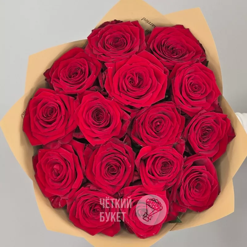 Букет из 15 красных роз Ред Наоми в кремовом 2