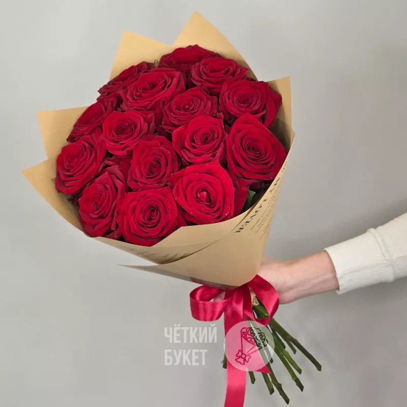 Букет из 15 красных роз Ред Наоми в кремовом 1