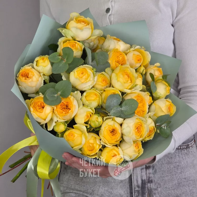 Букет из 9 желтых пионовидных роз Сильва Санни с эвкалиптом 1