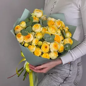 Букет из 9 желтых пионовидных роз Сильва Санни с эвкалиптом от интернет-магазина «Чёткий букет» в Воронеже