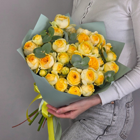 Букет из 9 желтых пионовидных роз Сильва Санни с эвкалиптом от интернет-магазина «Чёткий букет» в Воронеже