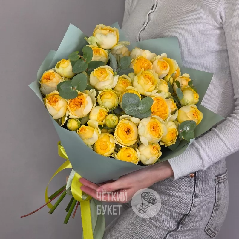 Букет из 9 желтых пионовидных роз Сильва Санни с эвкалиптом