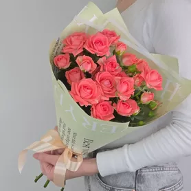 Букет из 7 кустовых коралловых роз Барбадос от интернет-магазина «Чёткий букет» в Воронеже