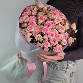 Букет из 15 кустовых розовых роз Кейтлин от интернет-магазина «Чёткий букет» в Воронеже