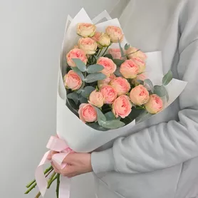 Букет комплимент из 5 кустовых роз Кети с эвкалиптом от интернет-магазина «Чёткий букет» в Воронеже