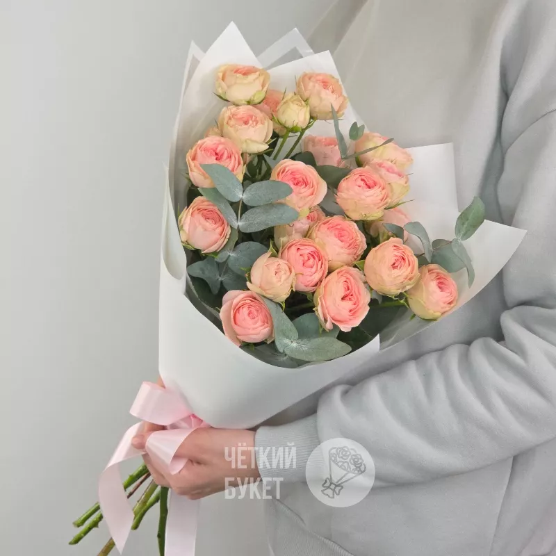 Букет комплимент из 5 кустовых роз Кети с эвкалиптом