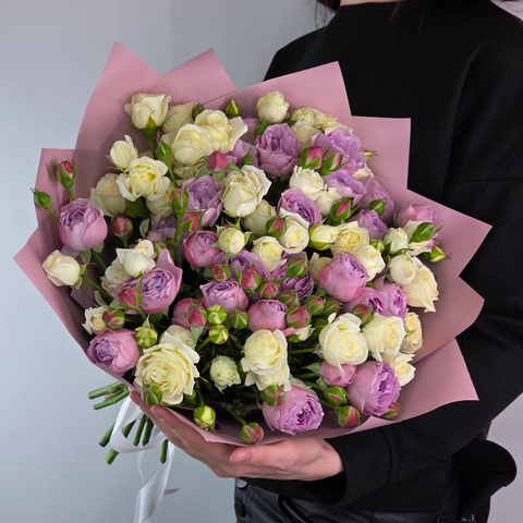 Букет из 15 кустовых белых и сиреневых роз Лавендер Беларусь от интернет-магазина «Чёткий букет» в Воронеже