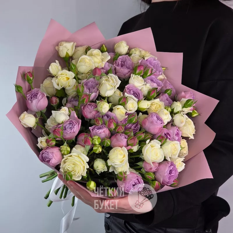 Букет из 15 кустовых белых и сиреневых роз Лавендер Беларусь
