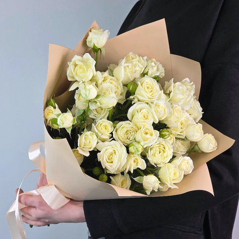 Букет комплимент из 7 белых кустовых роз Беларусь от интернет-магазина «Чёткий букет» в Воронеже