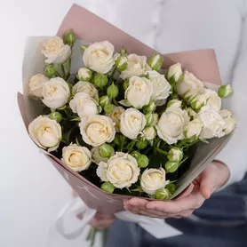 Букет из 7 белых кустовых роз Беларусь от интернет-магазина «Чёткий букет» в Воронеже