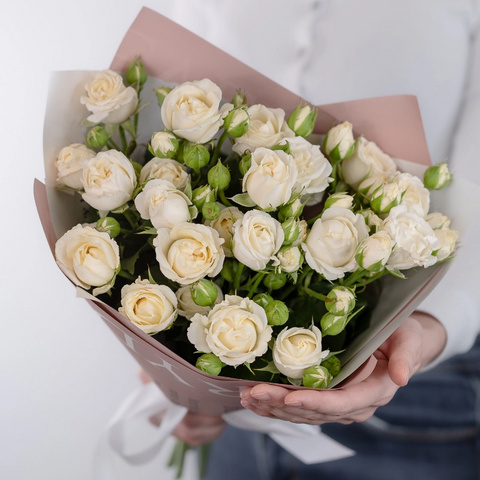 Букет из 7 белых кустовых роз Беларусь от интернет-магазина «Чёткий букет» в Воронеже