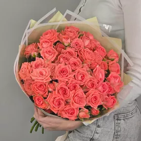 Букет из 15 кустовых коралловых роз Барбадос  от интернет-магазина «Чёткий букет» в Воронеже