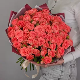 Букет из 21 коралловой кустовой розы Барбадос от интернет-магазина «Чёткий букет» в Воронеже