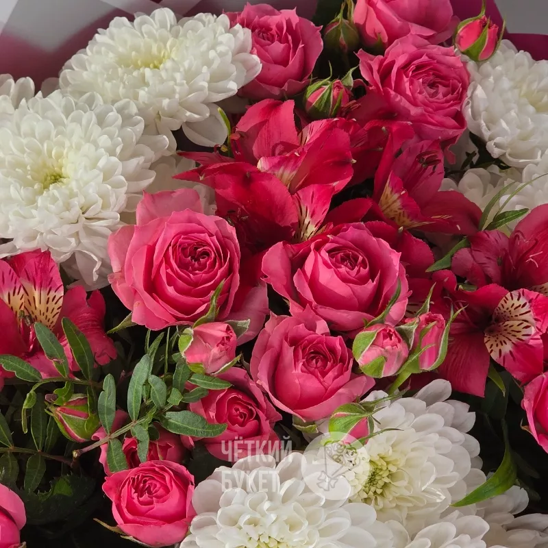 Букет из кустовых роз альстромерий и хризантем 3