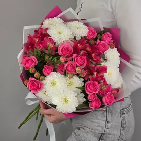 Букет из кустовых роз альстромерий и хризантем от интернет-магазина «Чёткий букет» в Воронеже