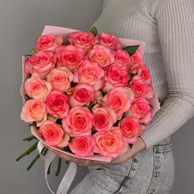Букет из 25 бело-розовых роз Джумилия  от интернет-магазина «Чёткий букет» в Воронеже