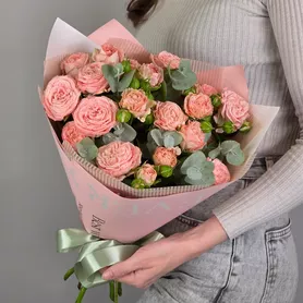 Букет комплемент из 7 пионовидных кустовых роз Мадам Бомбастик от интернет-магазина «Чёткий букет» в Воронеже