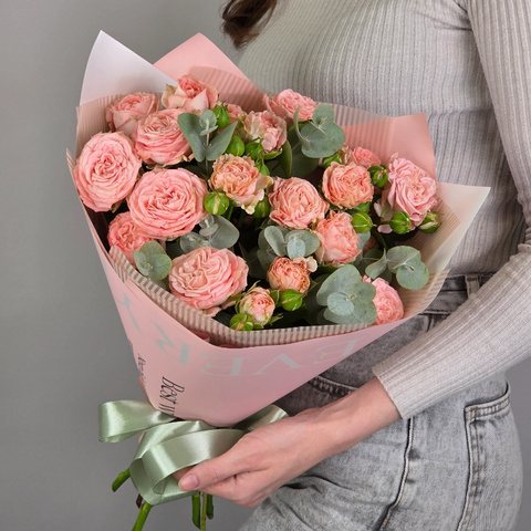 Букет комплемент из 7 пионовидных кустовых роз Мадам Бомбастик от интернет-магазина «Чёткий букет» в Воронеже