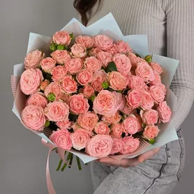 Букет из 15 пионовидных кустовых роз Мадам бомбастик от интернет-магазина «Чёткий букет» в Воронеже