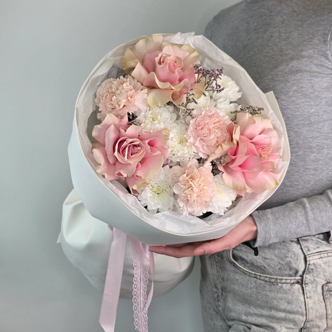 Букет из французских роз гвоздик и хризантем с лимониумом от интернет-магазина «Чёткий букет» в Воронеже