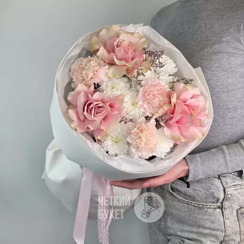 Букет из французских роз гвоздик и хризантем с лимониумом