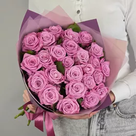 Букет из 25 сиреневых фиолетовых роз Маритим  от интернет-магазина «Чёткий букет» в Воронеже