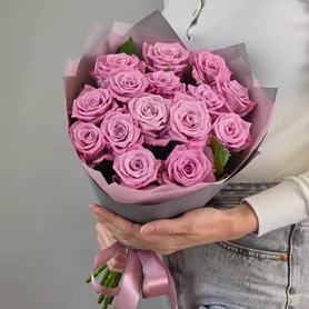 Букет из 15 сиреневых фиолетовых роз Маритим  от интернет-магазина «Чёткий букет» в Воронеже
