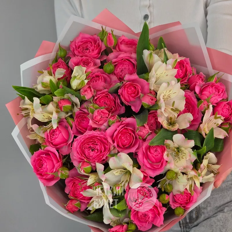 Букет из малиновых кустовых роз и альстромерий  1