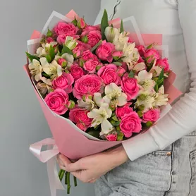Букет из малиновых кустовых роз и альстромерий  от интернет-магазина «Чёткий букет» в Воронеже