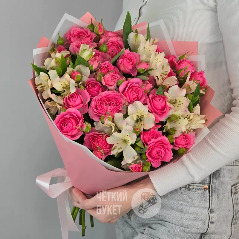Букет из малиновых кустовых роз и альстромерий 