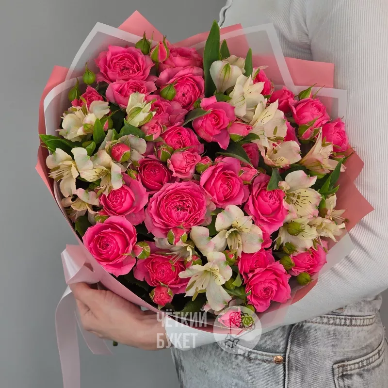Букет из малиновых кустовых роз и альстромерий  2