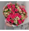Букет из малиновых кустовых роз и альстромерий  2