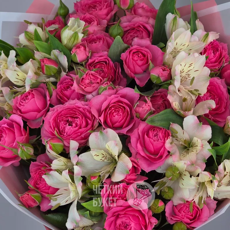 Букет из малиновых кустовых роз и альстромерий  3