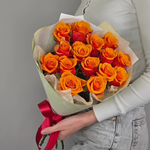 Букет из 15 ярких ароматных оранжевых роз Испания от интернет-магазина «Чёткий букет» в Воронеже