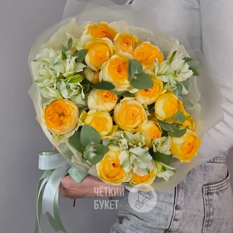 Букет из желтых кустовых пионовидных роз Сильва Санни и белых альстромерий  1