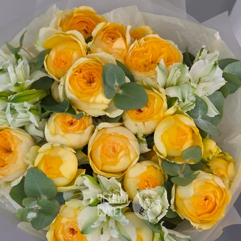 Букет из желтых кустовых пионовидных роз Сильва Санни и белых альстромерий  3