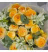 Букет из желтых кустовых пионовидных роз Сильва Санни и белых альстромерий  3
