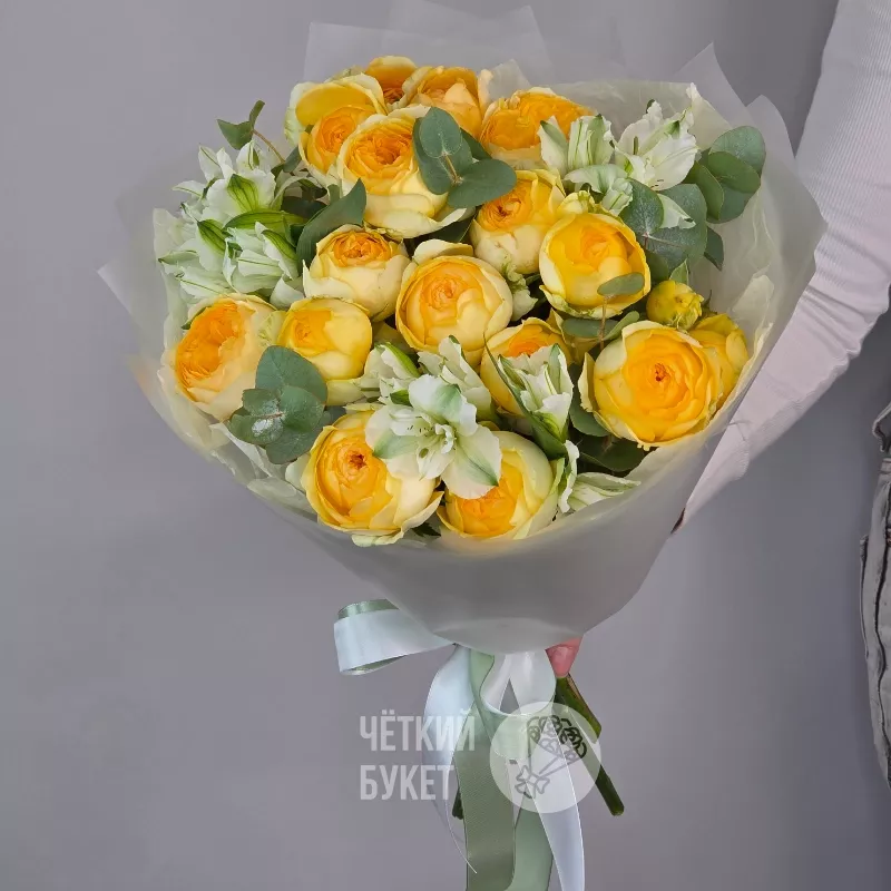 Букет из желтых кустовых пионовидных роз Сильва Санни и белых альстромерий  2