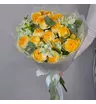 Букет из желтых кустовых пионовидных роз Сильва Санни и белых альстромерий  2