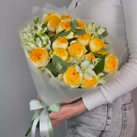 Букет из желтых кустовых пионовидных роз Сильва Санни и белых альстромерий  от интернет-магазина «Чёткий букет» в Воронеже