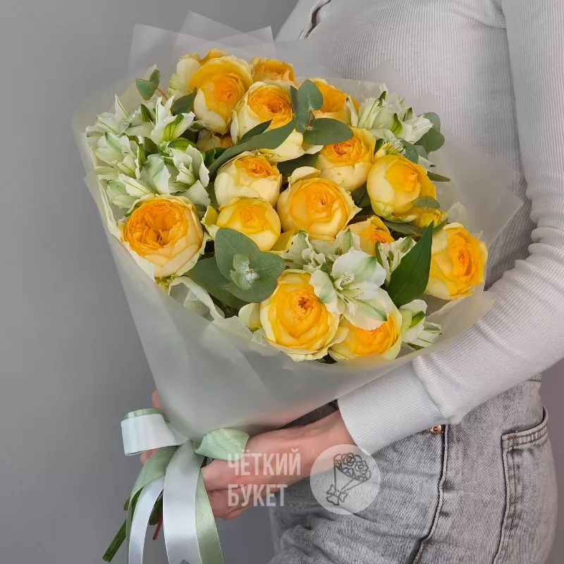 Букет из желтых кустовых пионовидных роз Сильва Санни и белых альстромерий 