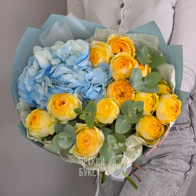 Букет из голубой гортензии и желтых пионовидных кустовых роз 1