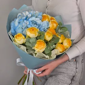 Букет из голубой гортензии и желтых пионовидных кустовых роз от интернет-магазина «Чёткий букет» в Воронеже