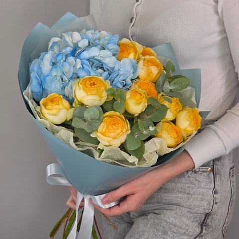 Букет из голубой гортензии и желтых пионовидных кустовых роз от интернет-магазина «Чёткий букет» в Воронеже