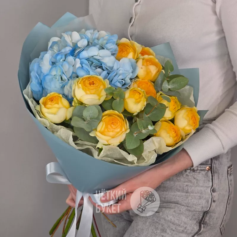 Букет из голубой гортензии и желтых пионовидных кустовых роз