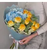 Букет из голубой гортензии и желтых пионовидных кустовых роз