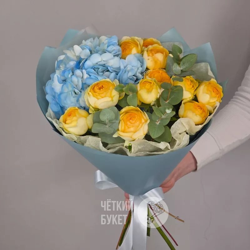 Букет из голубой гортензии и желтых пионовидных кустовых роз 2