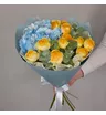 Букет из голубой гортензии и желтых пионовидных кустовых роз 2